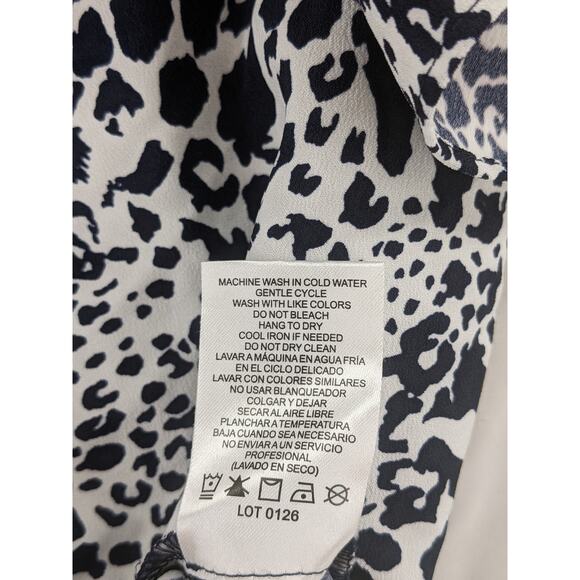 Hilary Radley Printed Blouse Small Black VNeck Short Sleeve Office Lightweight - Picture 5 of 10